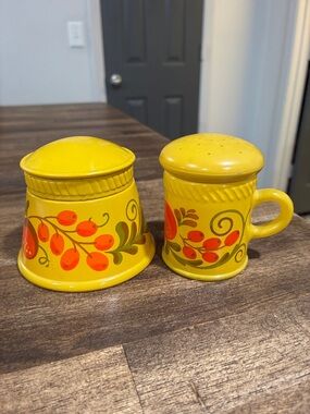 Avon Pennsylvania Dutch glass collectible set